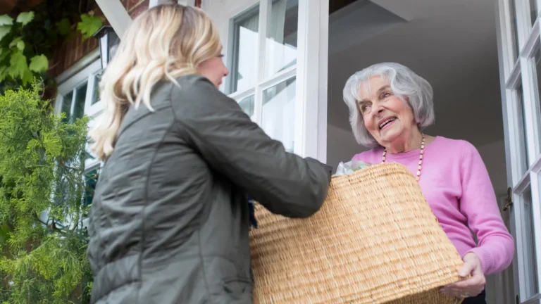 Ajudar os outros por algumas horas na semana pode desacelerar o envelhecimento do cérebro