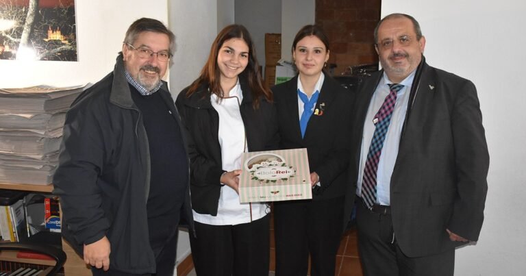 Escola de Hotelaria e Turismo de Portalegre presenteia entidades parceiras com bolo