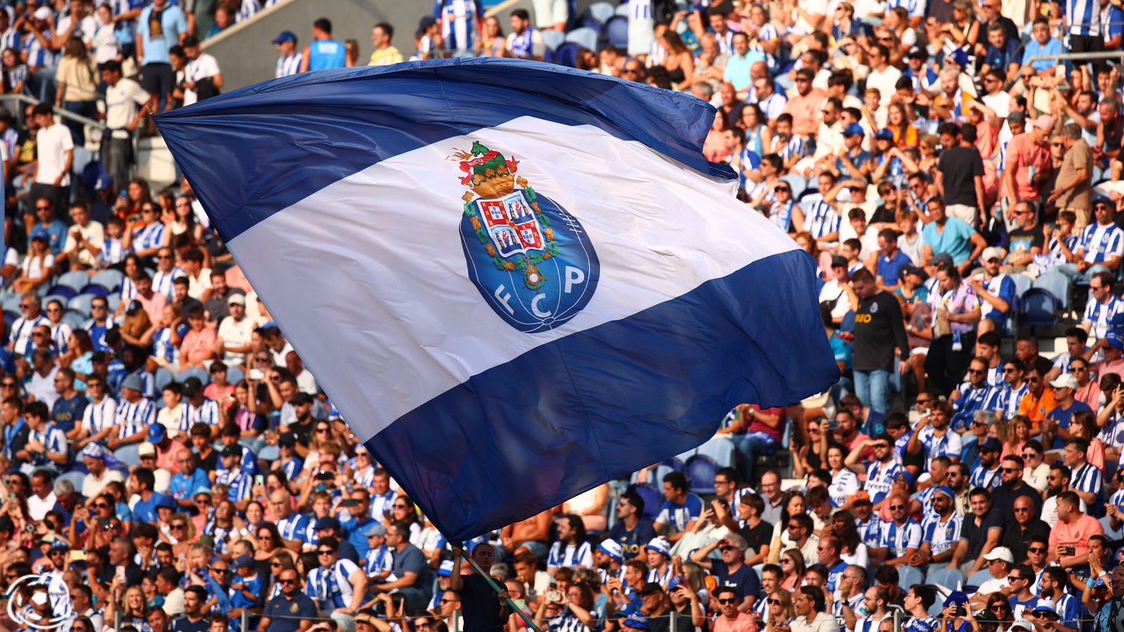 Apoiantes do FC Porto desafiam Benfica e Rui Costa com faixa: «Guinness validou o cuidado»