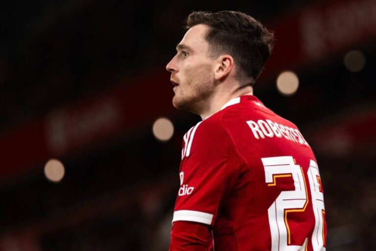 Tottenham questiona Andy Robertson, mas técnico evita comentários sobre especulações: «Além de Ronaldo e Messi...»