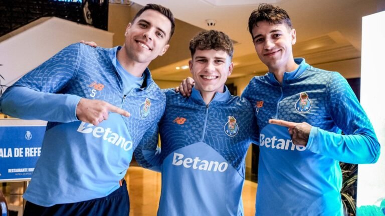 Francesco Farioli exalta três polacos do FC Porto e declara: «Serão os irmãos mais velhos de Oskar Pietuszewski»