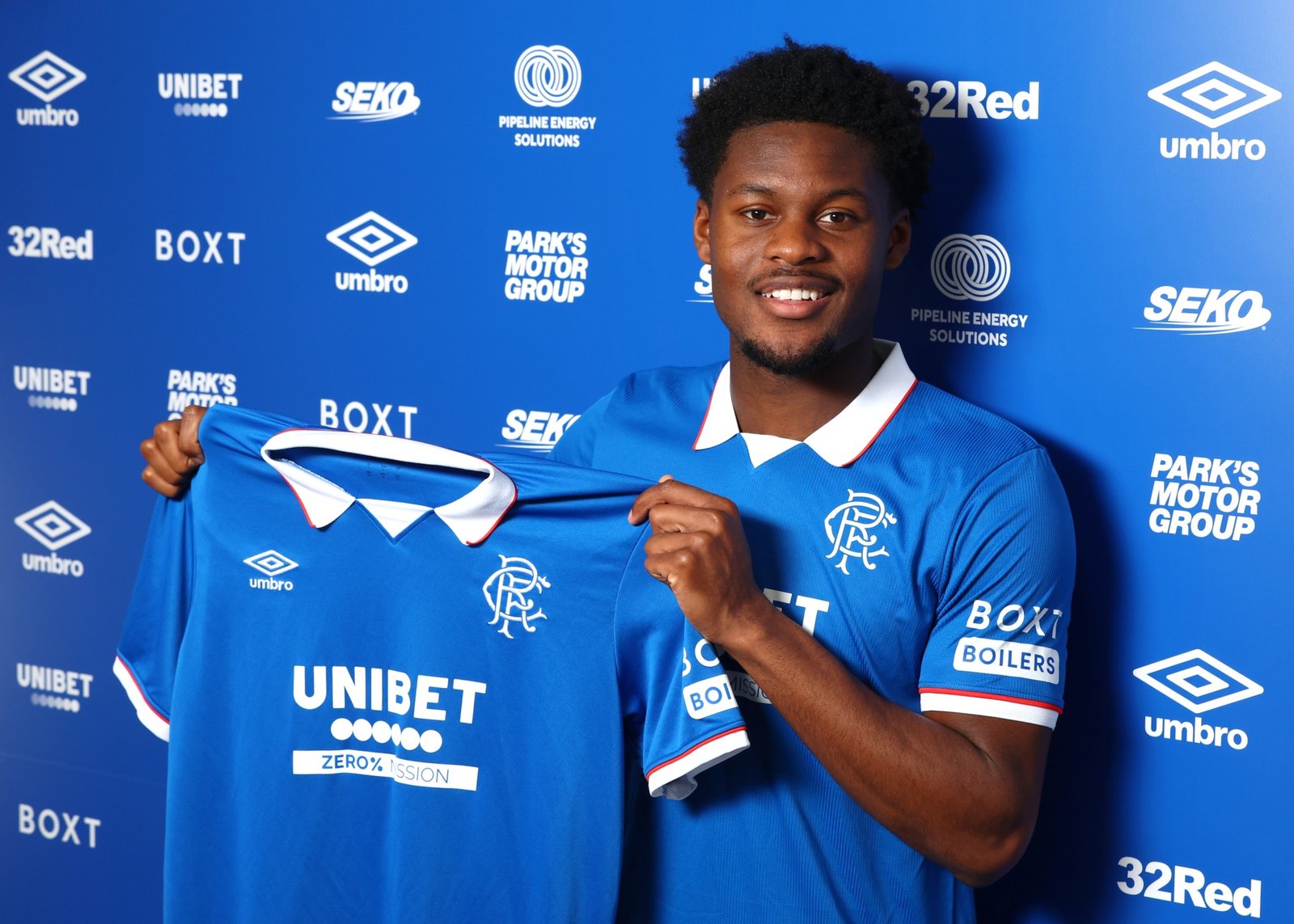 Os Rangers confirmam Tochi Chukwuani como adição para o setor de meio