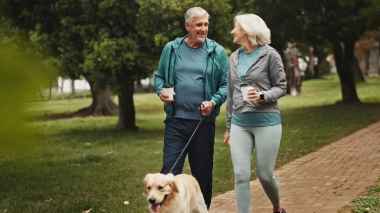 Chá pode fortalecer os ossos em mulheres mais velhas, enquanto o café forte os enfraquece