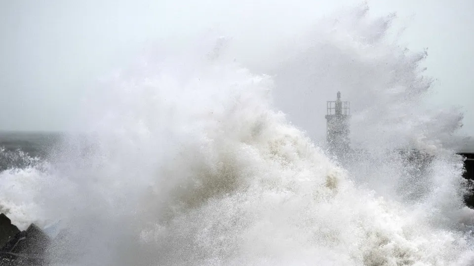 Homem falece ao lado de farol em Lagoa após ser resgatado da água por pescador