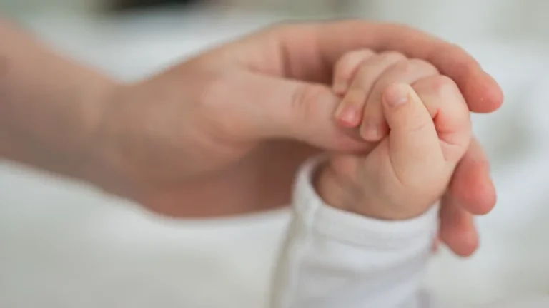 Revelados os Nomes de Bebé Mais Populares em 2025: Entradas e Saídas