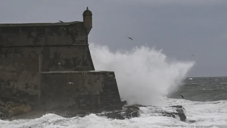 "Após a Neve: 7 Distritos em Alerta Laranja por Agitação Marítima"