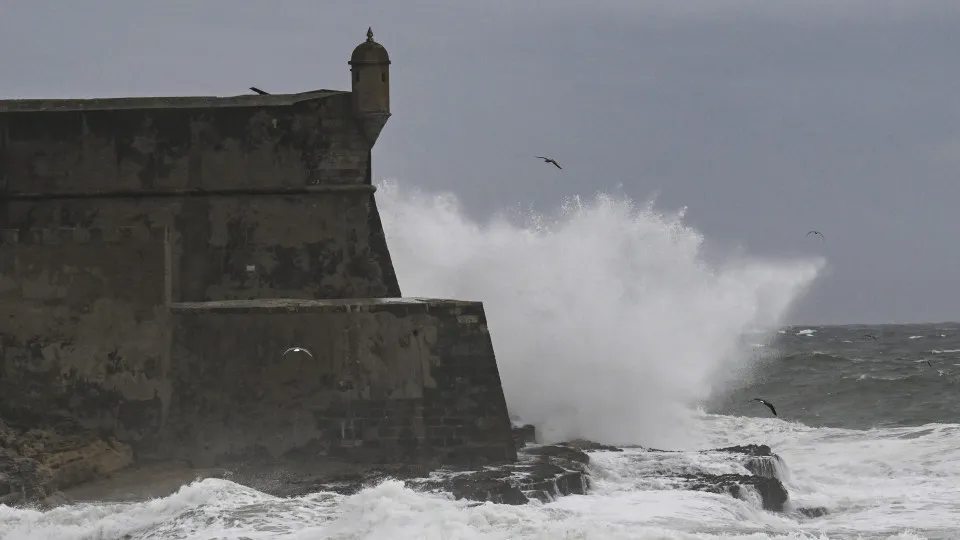 "Após a Neve: 7 Distritos em Alerta Laranja por Agitação Marítima"