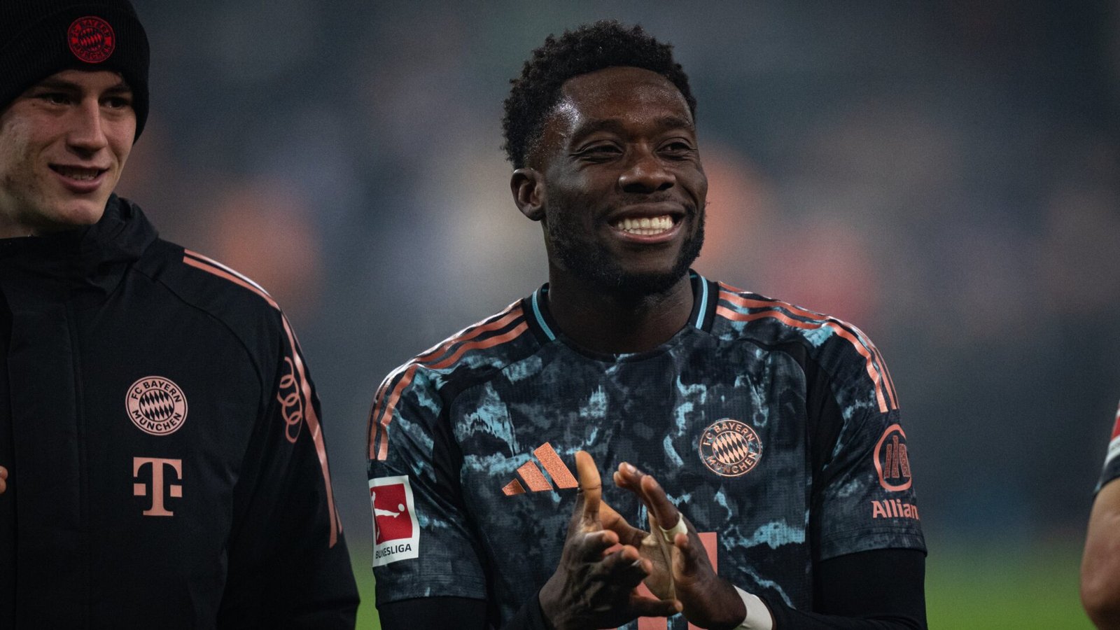 Bayern Munique revela nova contusão de Alphonso Davies