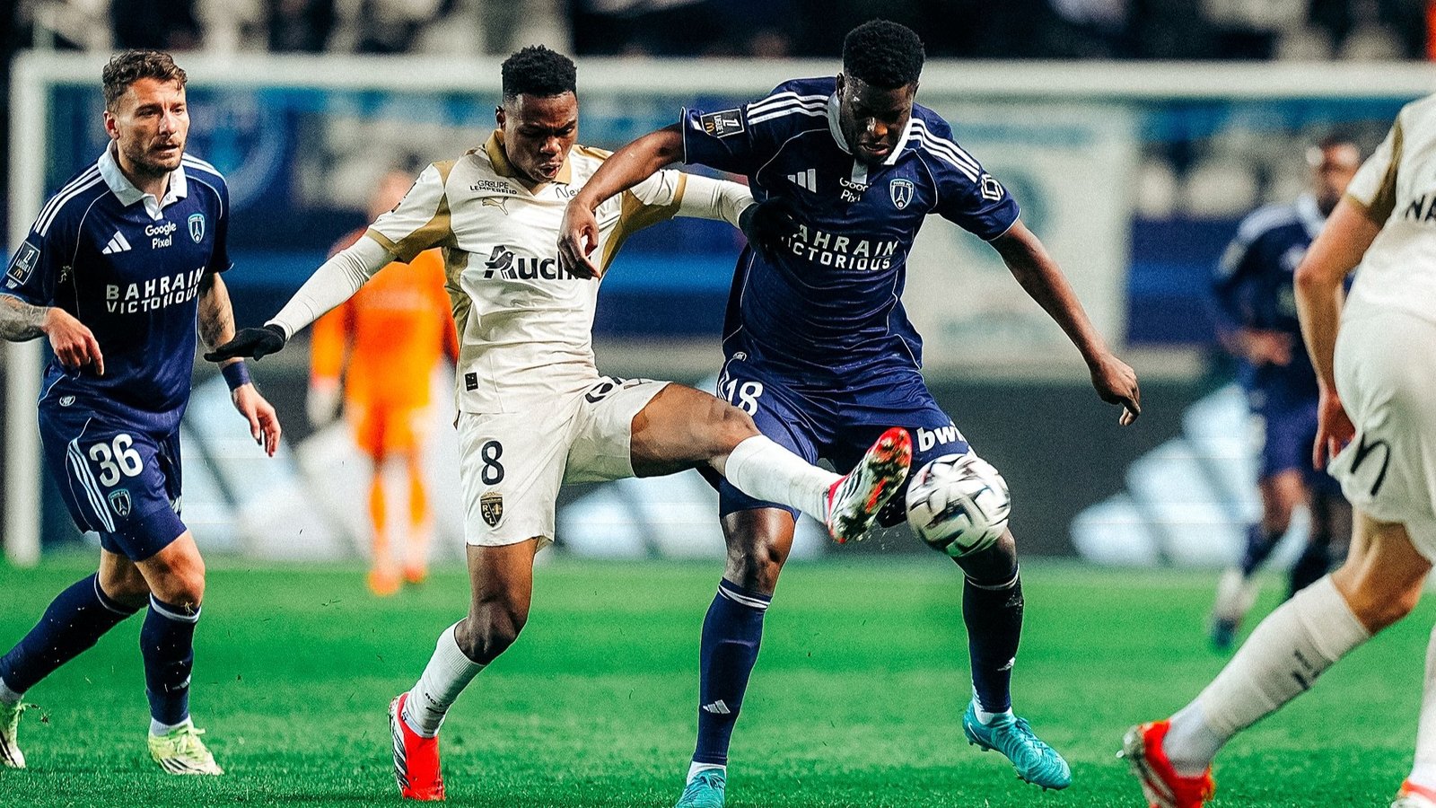 Lens goleia Paris FC e retoma a dianteira isolada: confira os desfechos do dia na Ligue 1 com diversas surpresas