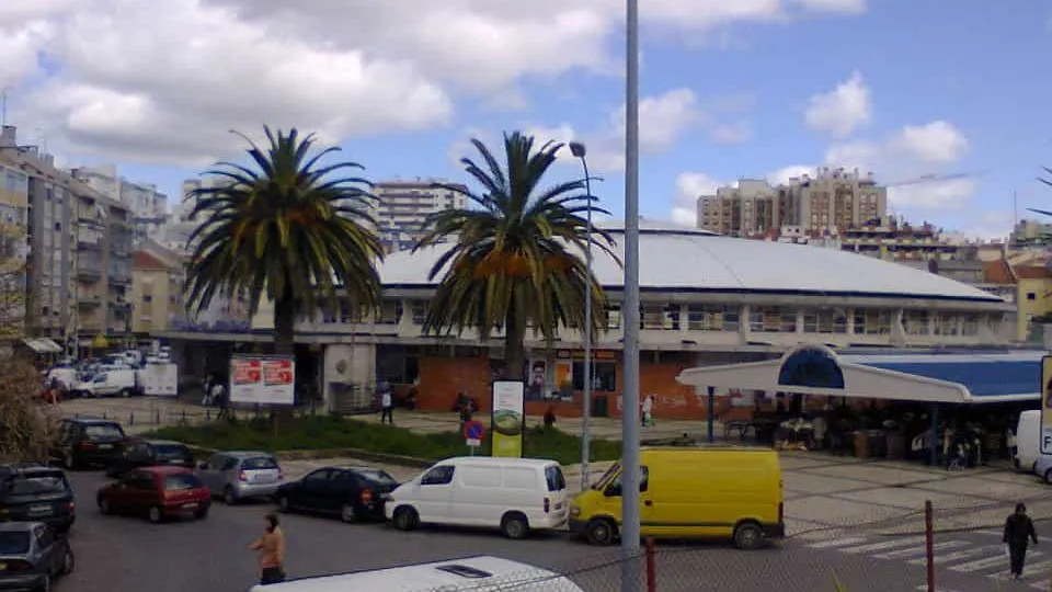 "Conflito no Mercado de Benfica: Várias Pessoas Envolvidas"