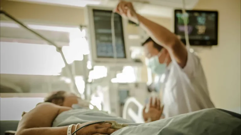 Conflitos Familiares e a Escassez de Apoio Social Mantêm Pacientes Hospitalizados