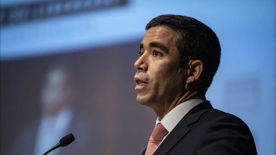 Governo altera proposta de lei sobre retorno de estrangeiros após consulta pública