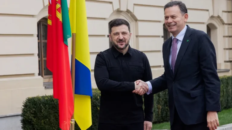 Zelensky pede a Portugal para participar na reconstrução e afirma que são parte da "Europa Unida"