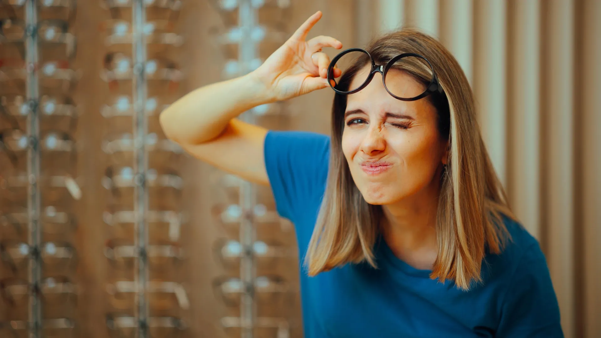 A explosão da miopia pode ser alimentada pela luz interna fraca, não apenas pelas telas