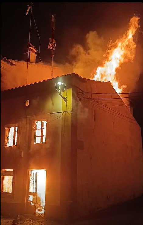 Incêndio em Moradia Deixa Desalojado em Póvoa e Meadas
