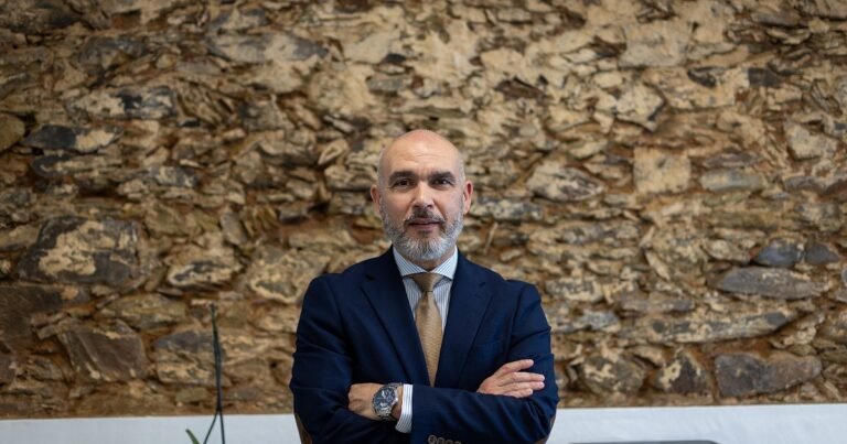 Por que confiar em quem não é legalmente habilitado para transações de imóveis?