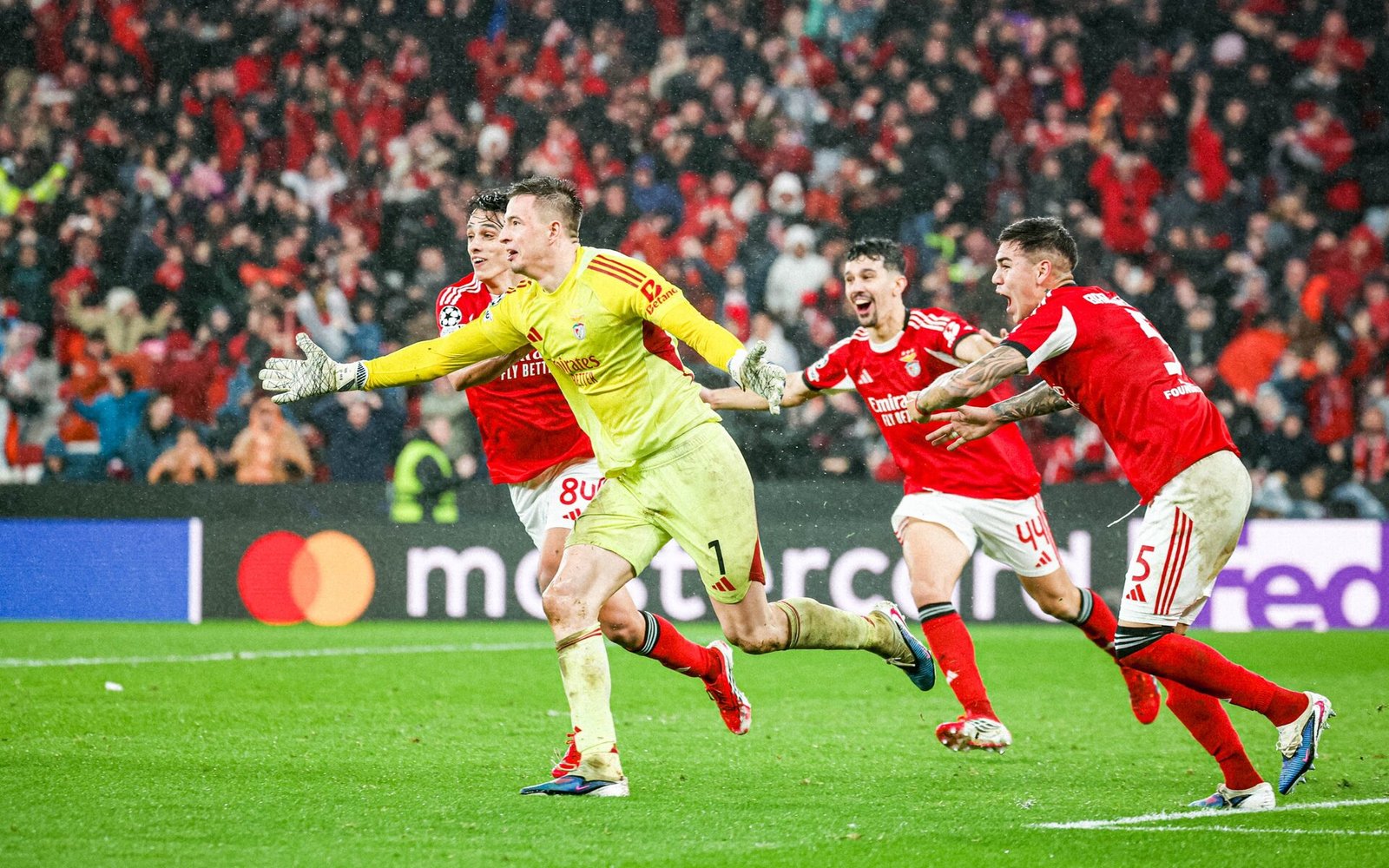 "Se tivermos dificuldades em fazer gols, quem sabe colocamos o Trubin no ataque"