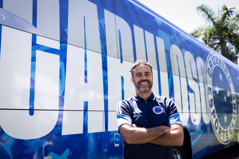 Cruzeiro compartilha fotos do primeiro dia de Artur Jorge como novo técnico