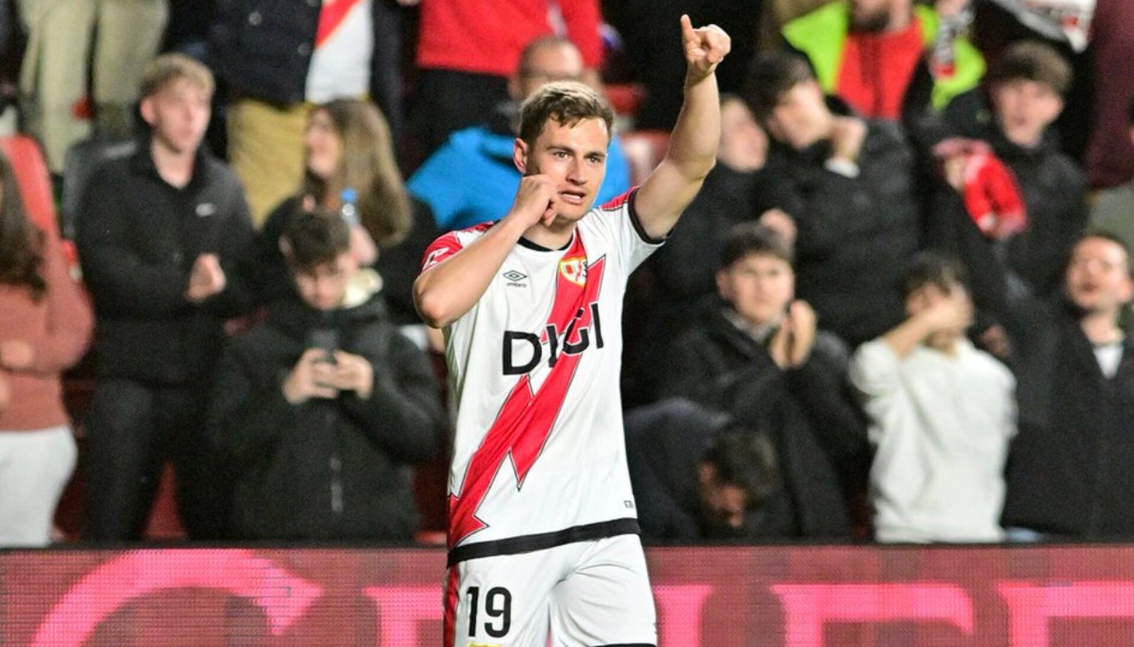 Rayo Vallecano vence Real Oviedo com dois gols de Jorge de Frutos