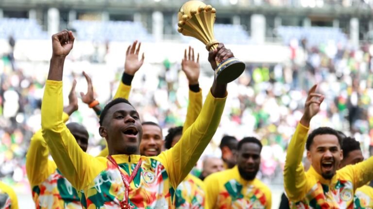 Senegal apresenta troféu da CAN antes de amistoso contra o Peru