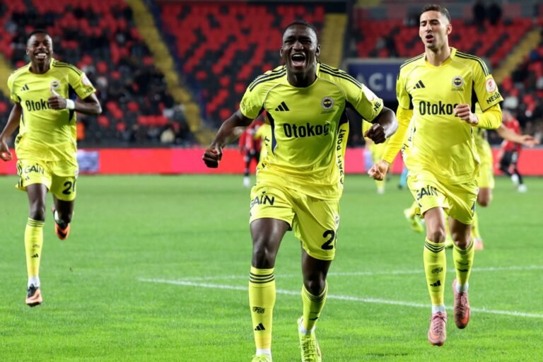 Portugueses em destaque nas vitórias expressivas do Fenerbahçe e do Besiktas: confira os placares do dia na Copa da Turquia