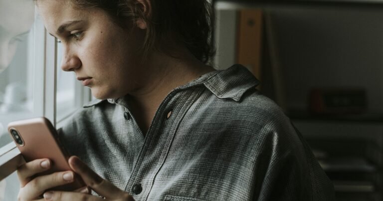 Instagram vai alertar pais sobre pesquisas de suicídio e automutilação feitas pelos filhos