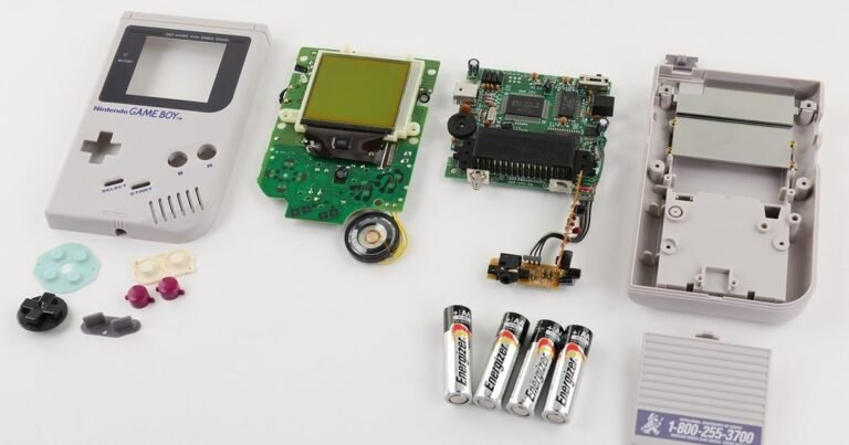 "Desmontagem: O Interior da Icônica Consola Portátil Game Boy da Nintendo"
