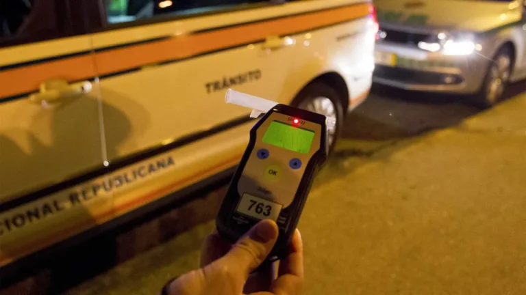 Dezena de condutores detidos por excesso de álcool no primeiro dia da operação Natal