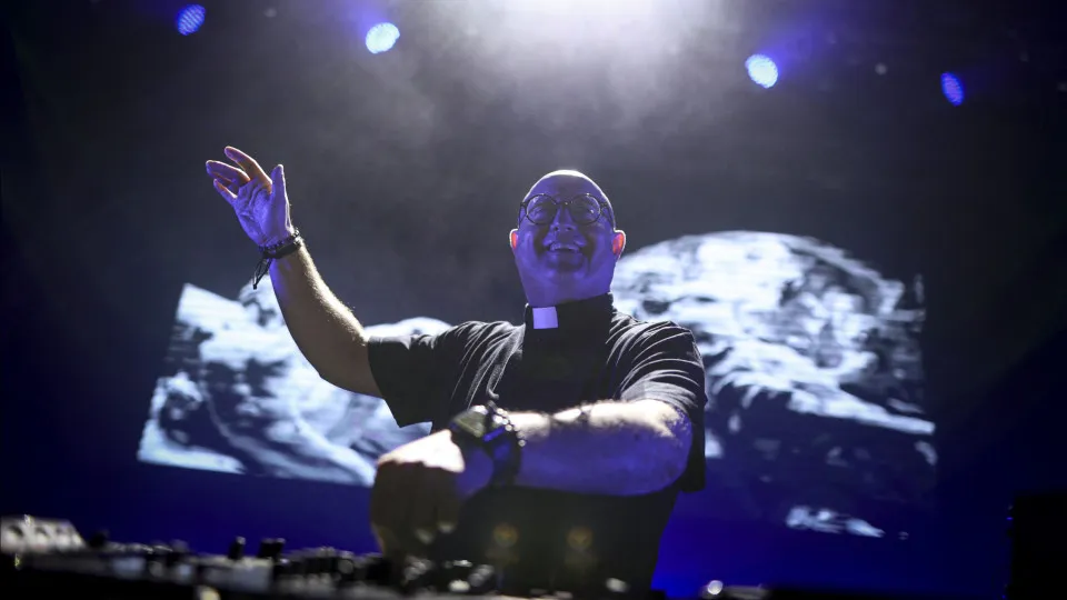 Padre Guilherme se destaca internacionalmente e conquista até Sharon Stone