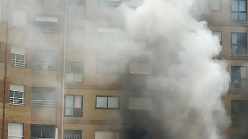 Homem "depressivo" ateia fogo a prédio na Maia; PJ deteve