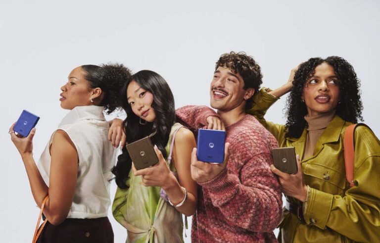 Motorola renova linha de smartphones com três novos razr 70, quatro moto g e um brilho Swarovski na linha Signature
