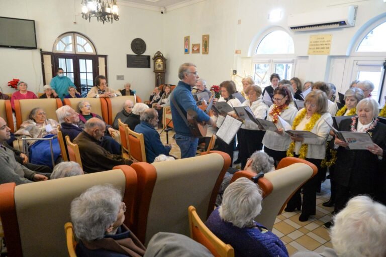 Coro da Academia Sénior Leva Alegria Natalícia às IPSS do Concelho