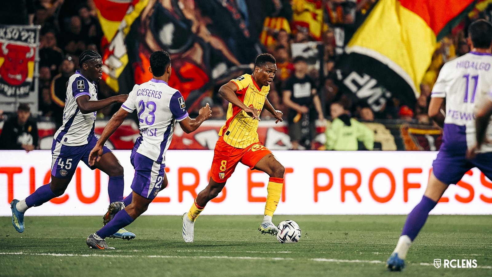 Lens reverte desvantagem de dois tentos e triunfa sobre Toulouse na 30.ª rodada da Ligue 1