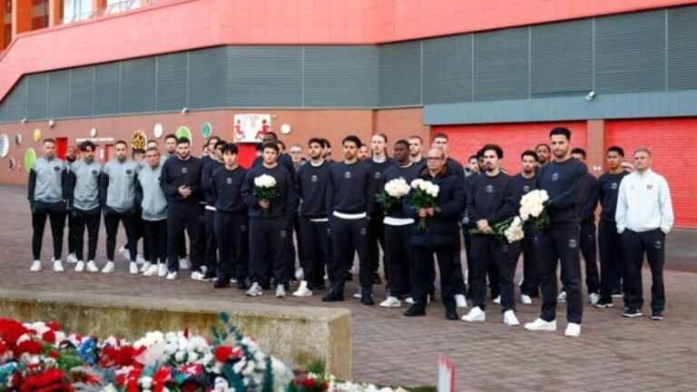 PSG tributa Diogo Jota antes da partida de volta das quartas de final da Liga dos Campeões