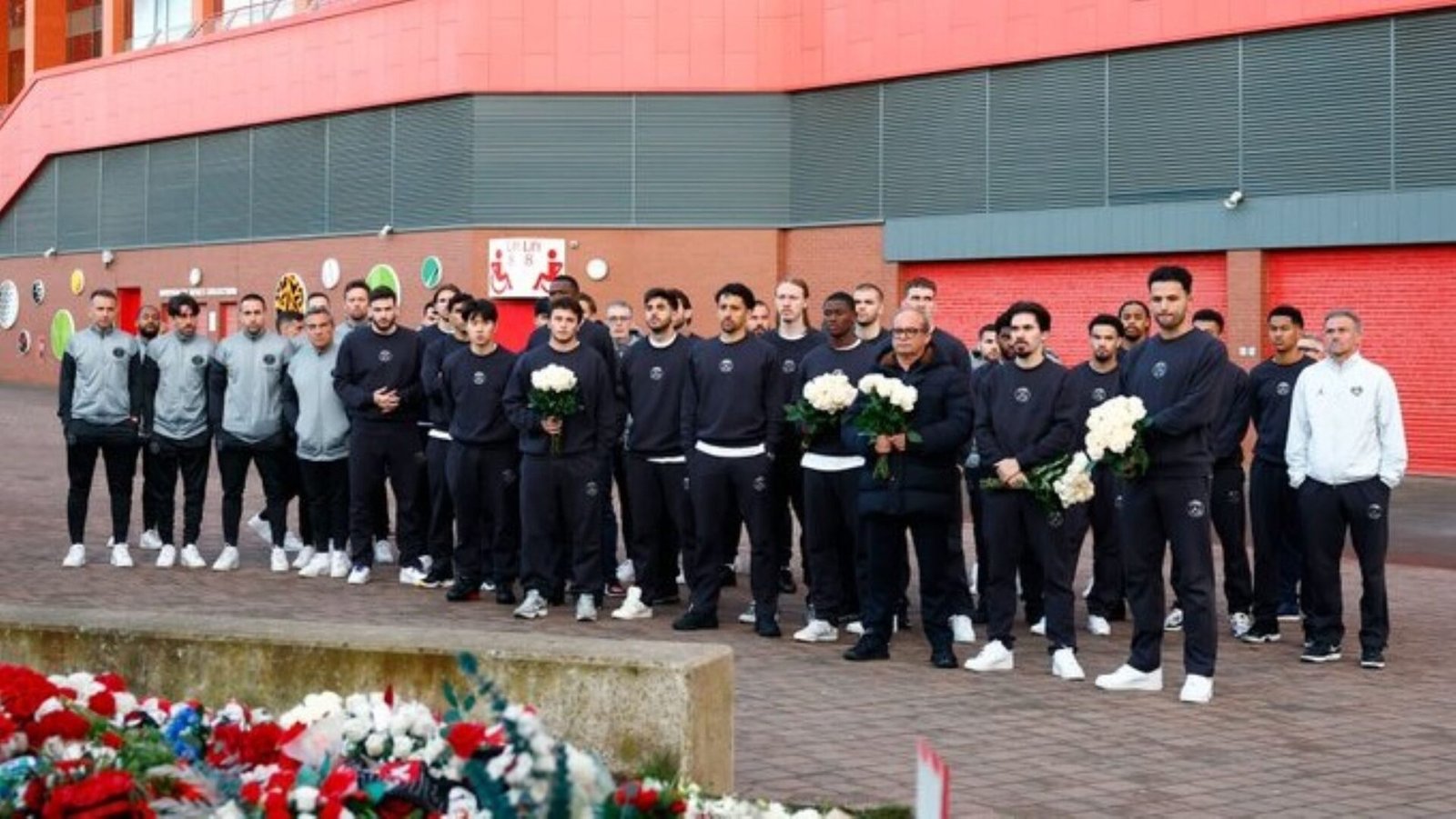 PSG tributa Diogo Jota antes da partida de volta das quartas de final da Liga dos Campeões