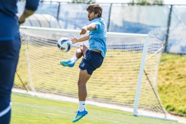 FC Porto retoma atividades com 4 jogadores em recuperação e convoca 2 talentos da equipa B: confira o horário da coletiva de imprensa de Francesco Farioli na preparação para o Estrela da Amadora.