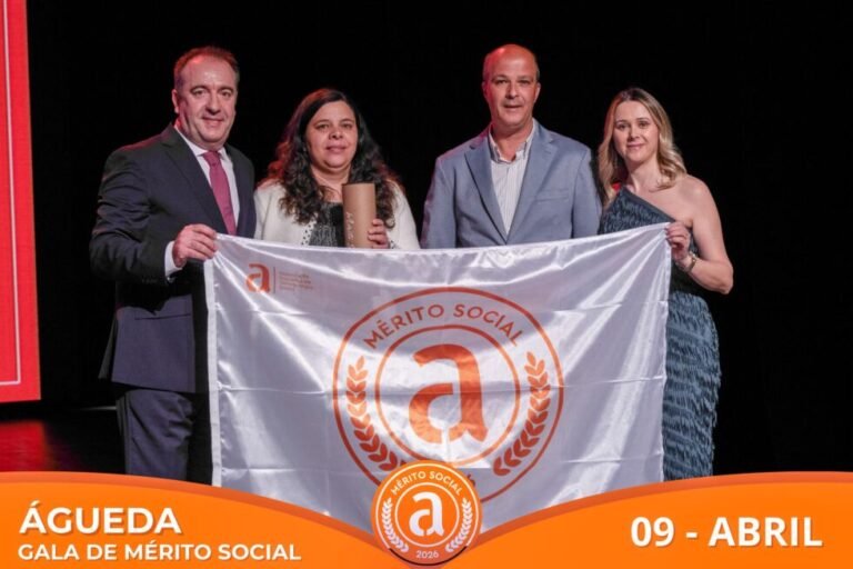 Município Recebe Bandeira de Mérito Social