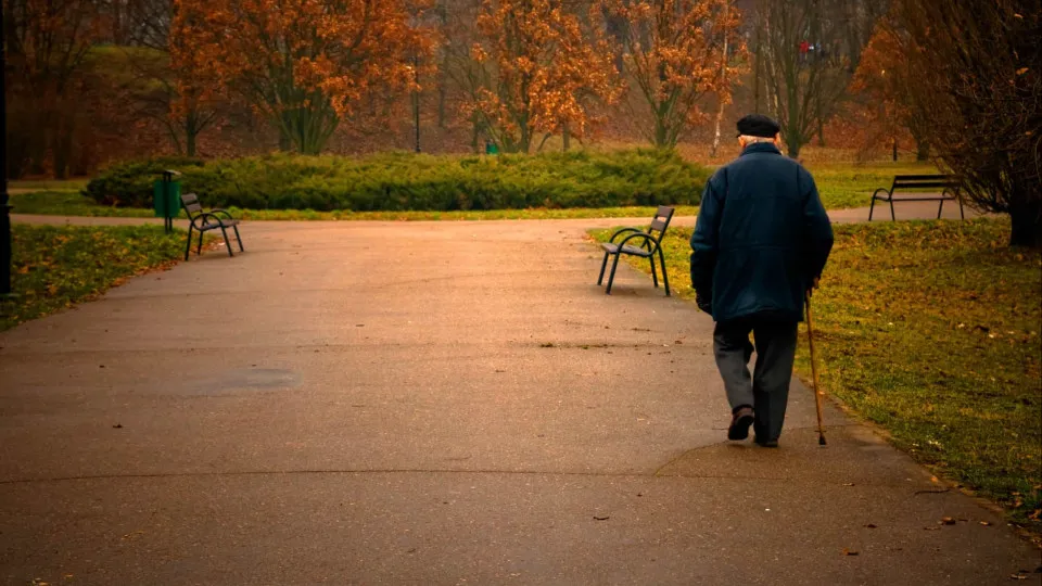 Solidão atinge 10% da população e se torna risco à saúde pública
