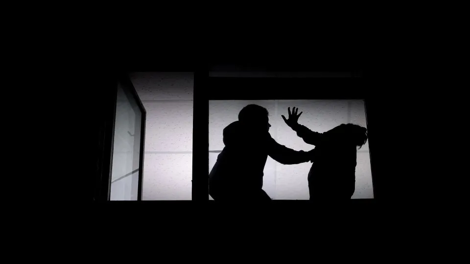 Homem preso em Lisboa por abusar da sogra de 93 anos e agredir a família