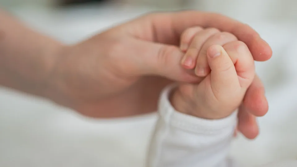 Nomes de Bebé Mais Populares em 2025: Entradas e Saídas