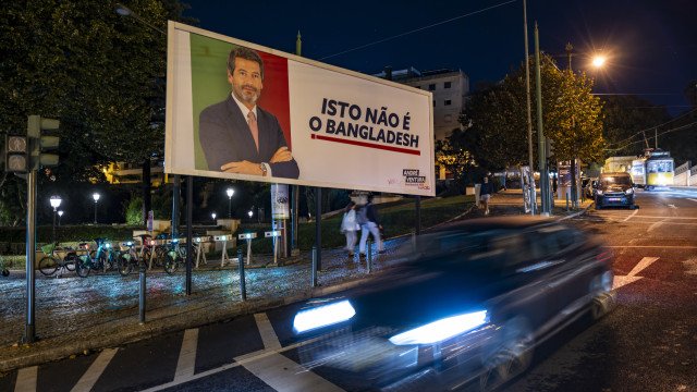 "Ventura deve cumprir a lei: quando removerá cartazes contra ciganos?"