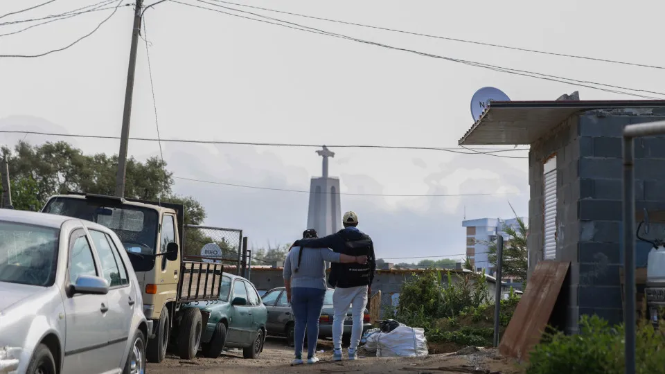 Novo caso de demolição e despejo forçado em Almada é denunciado por organizações