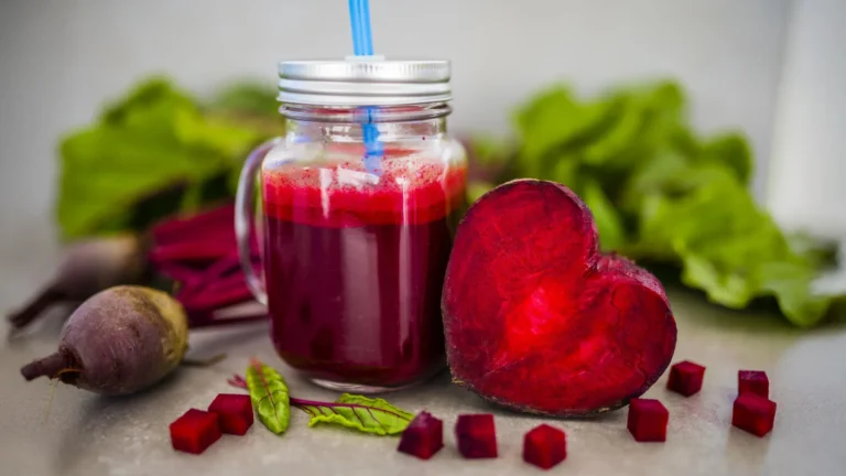 Suco de beterraba reduz a pressão arterial em idosos em apenas 2 semanas