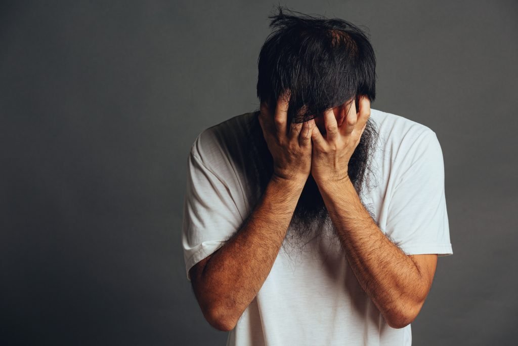 Chatbots de IA podem agravar crises de saúde mental e intensificar delírios em casos de psicose