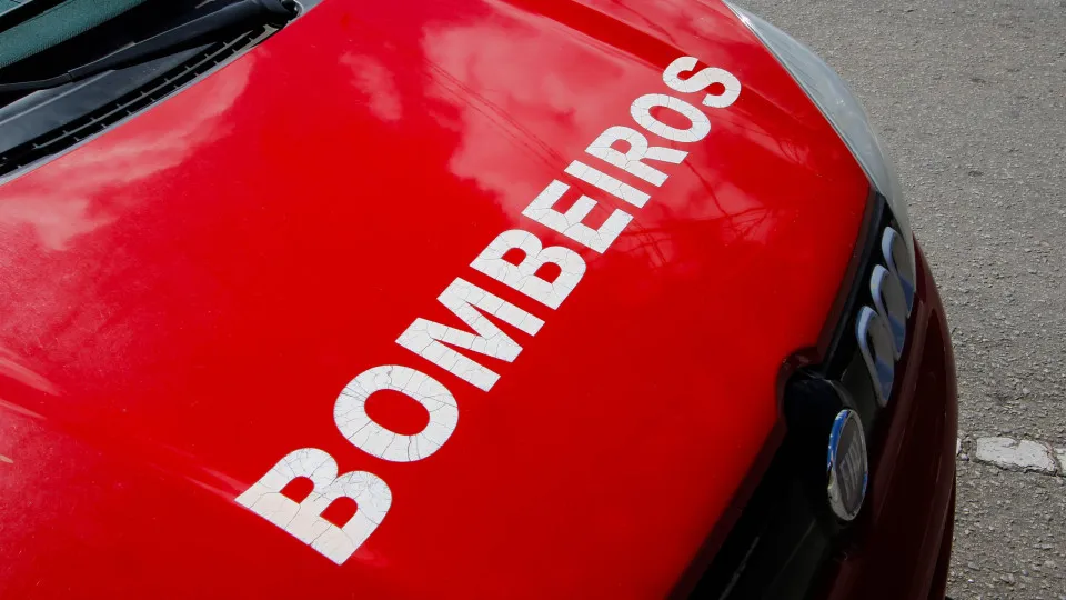 Idosa morre em incêndio em prédio de Braga; bombeiro ferido