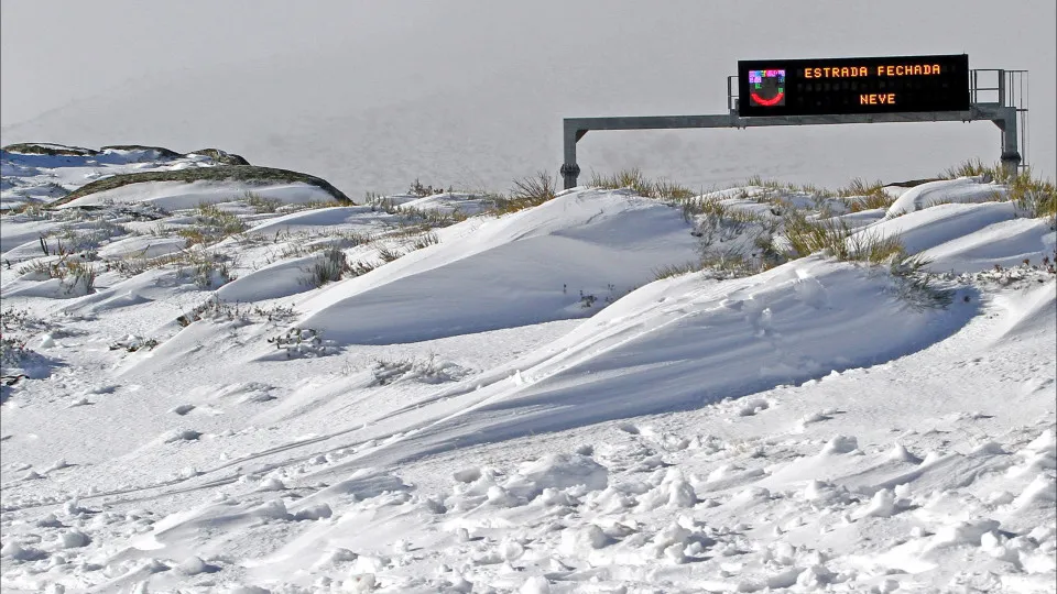 Estrada de Acesso à Serra da Estrela Bloqueada pela Neve