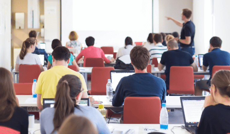 Exames Nacionais Iniciam Correção Digital pela Primeira Vez e Geram Polémica entre Professores e Sindicatos