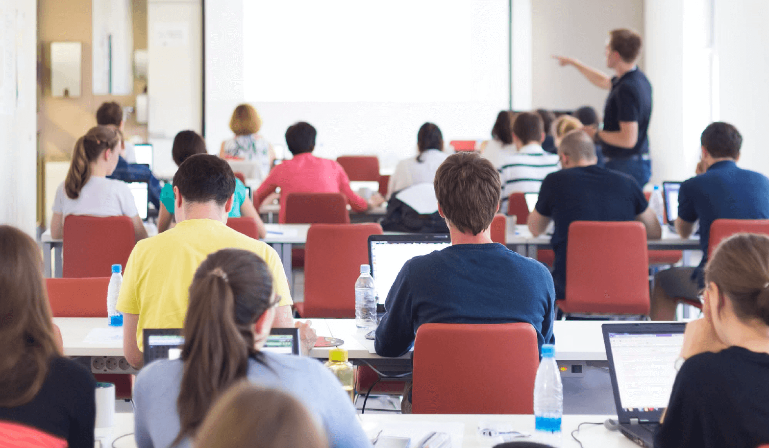 Exames Nacionais Iniciam Correção Digital pela Primeira Vez e Geram Polémica entre Professores e Sindicatos
