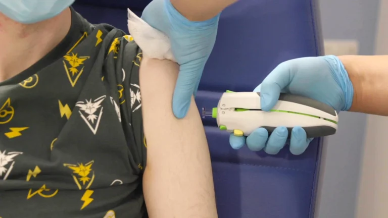Vacina universal contra coronavírus projetada por IA inicia primeiro teste humano