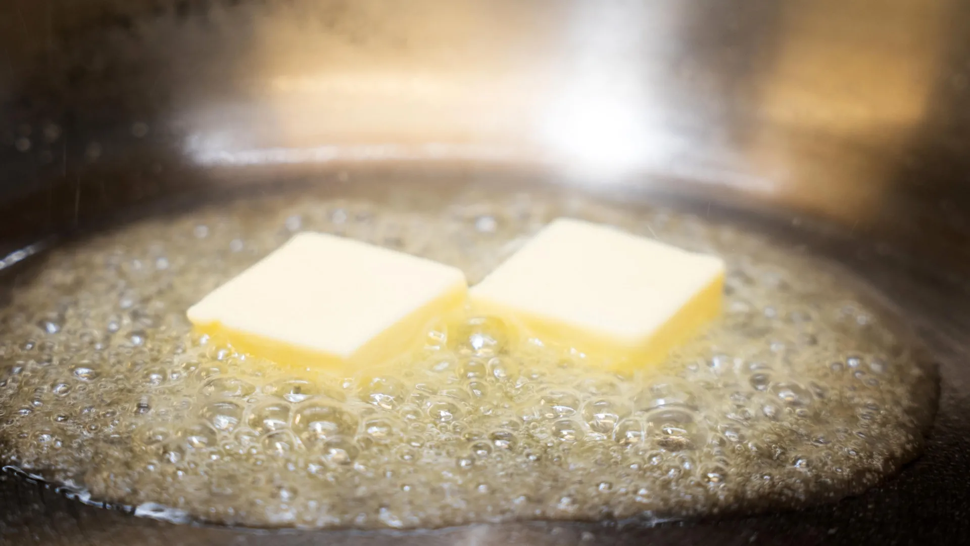 Manteiga e margarina: semelhantes na aparência, mas diferentes na química
